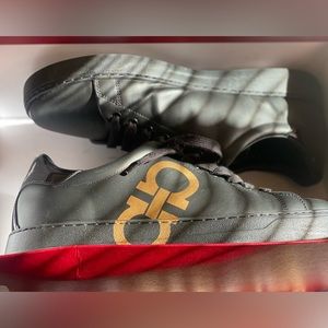 I’m selling this shoes Nike 100$ the black one 130$